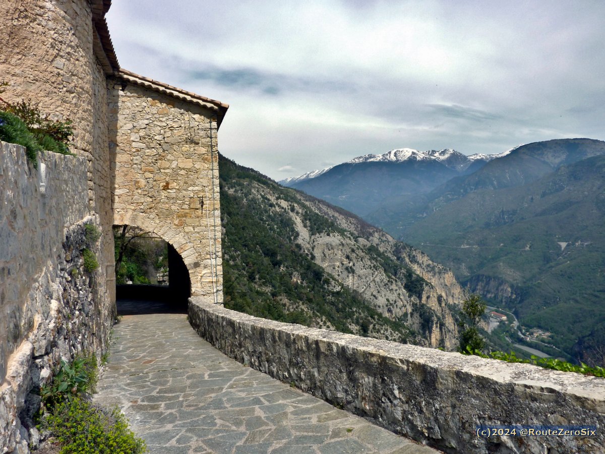 Panorama sur la vallée de la Tinée et le massif du Mercantour depuis le village perché de Bairols (Alpes-Maritimes)

#Bairols #AlpesMaritimes #NiceCotedAzur #CotedAzurFrance #FrenchRiviera #Tinée #BaladeSympa #RegionSud #SouthofFrance