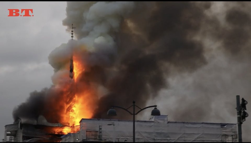 Plenum79's tweet image. Frygtelige billeder fra Børsen her til morgen. 🥹🥹
#Børsen #ibrand 
#historiskebygning