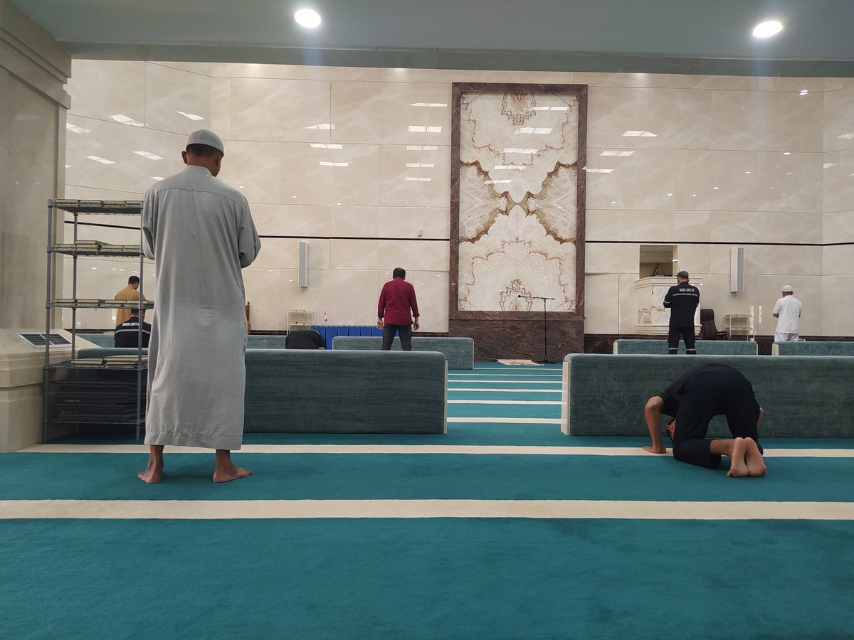 amirulikram22_'s tweet photo. Masjid ternyaman yg pernah aku tempati salat.

- AC dingin.
- Kamar mandi kyk di hotel, bersih.
- Tempat wudu ada akuariumnya.
- Ada sandaran di safnya. Cocok sekali buat pemuda-pemuda jompo.
- Ada lift dan eskalatornya.
- Parkirannya cukup luas dan tentunya gratis dong, gak ada tukang palak.

Ada bocil di samping aku ngomong ke temannya: "Ini masjid atau mal?" Wkwk

Yups, ini di Masjid Jami Al-Badr, Rumbai, Pekanbaru.

Tampilan luarnya lupa difoto.