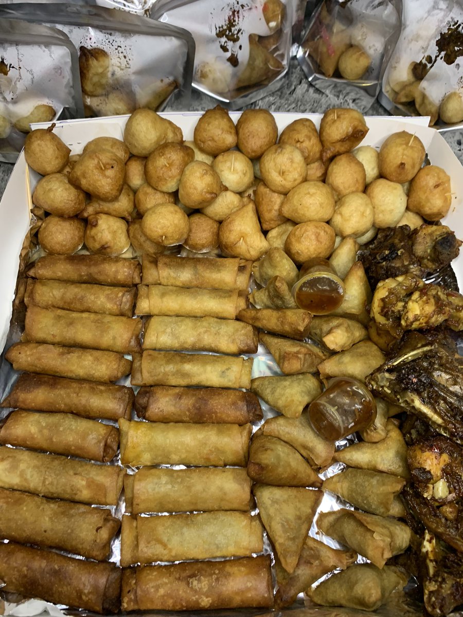 Delivered this morning to freedom way, Ikate Lekki This customer has been saying they’ll order from me since my Ibadan days, moved to Lagos and they did 🥰 8” single layer Mini gathering small chops platter 20 packs of small chops Total: 86,000 Order link in bio