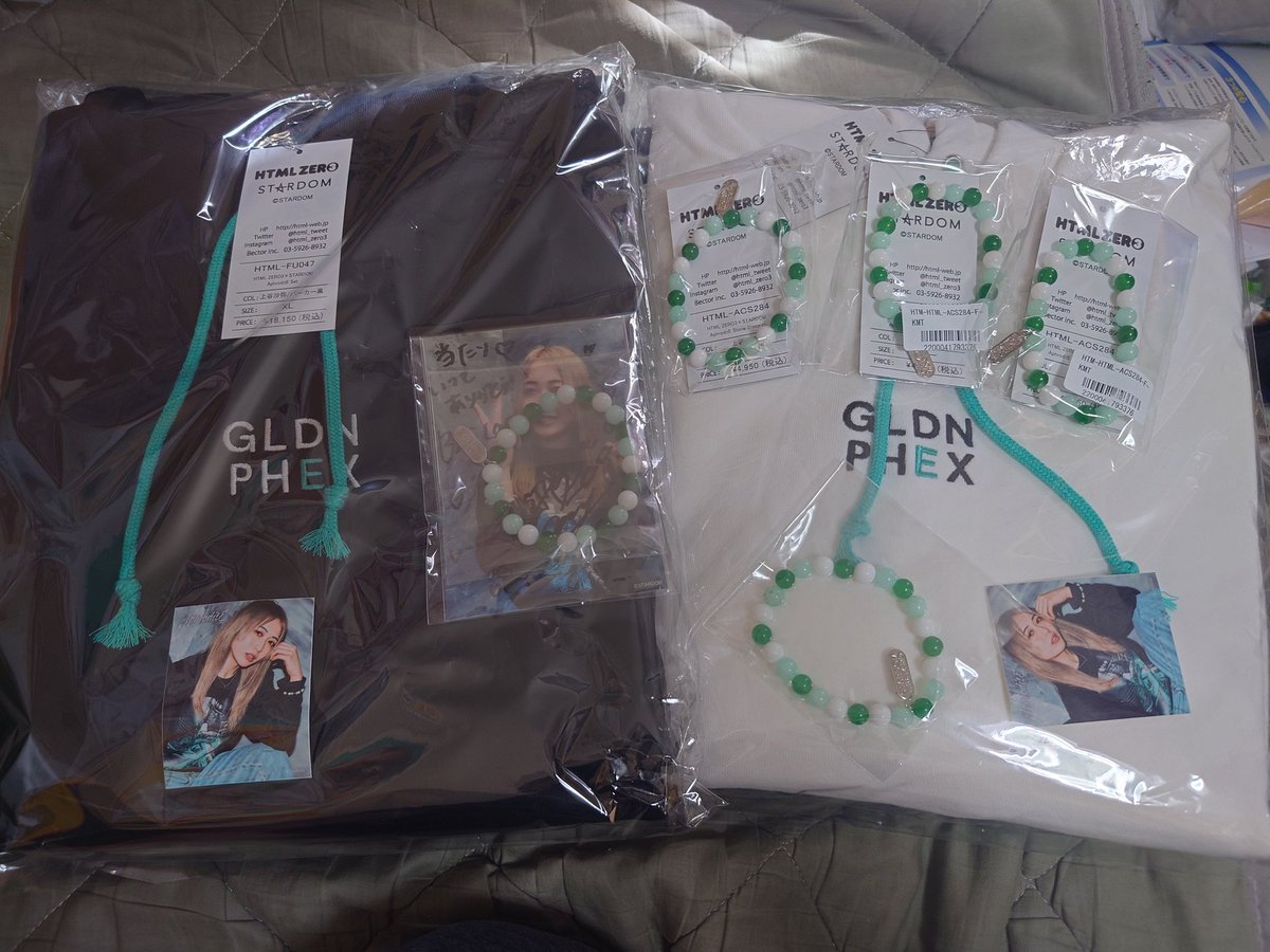 tommydemmy's tweet image. 諸事情で出荷が少し遅れた
HTML03の品物届いてた
当たりについてたプロマイド
上谷さんカワイィ🕊💚
ブレスレット
右手に3個
左手に8個
つけるとか言うてたけど
当たりがあったから
当たりのつけるの躊躇う…
 #上谷沙弥
 #HTML03