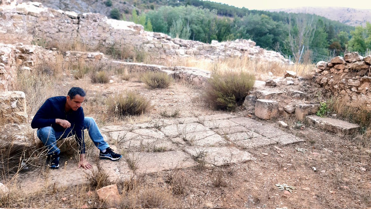 Asoma el piso de losas de arenisca. Los sillares, a los lados y detrás, dibujan la base del abside. In situ es una ruina con magia, si se observa bien. Iglesia de San Ginés, Soria (s. XII).