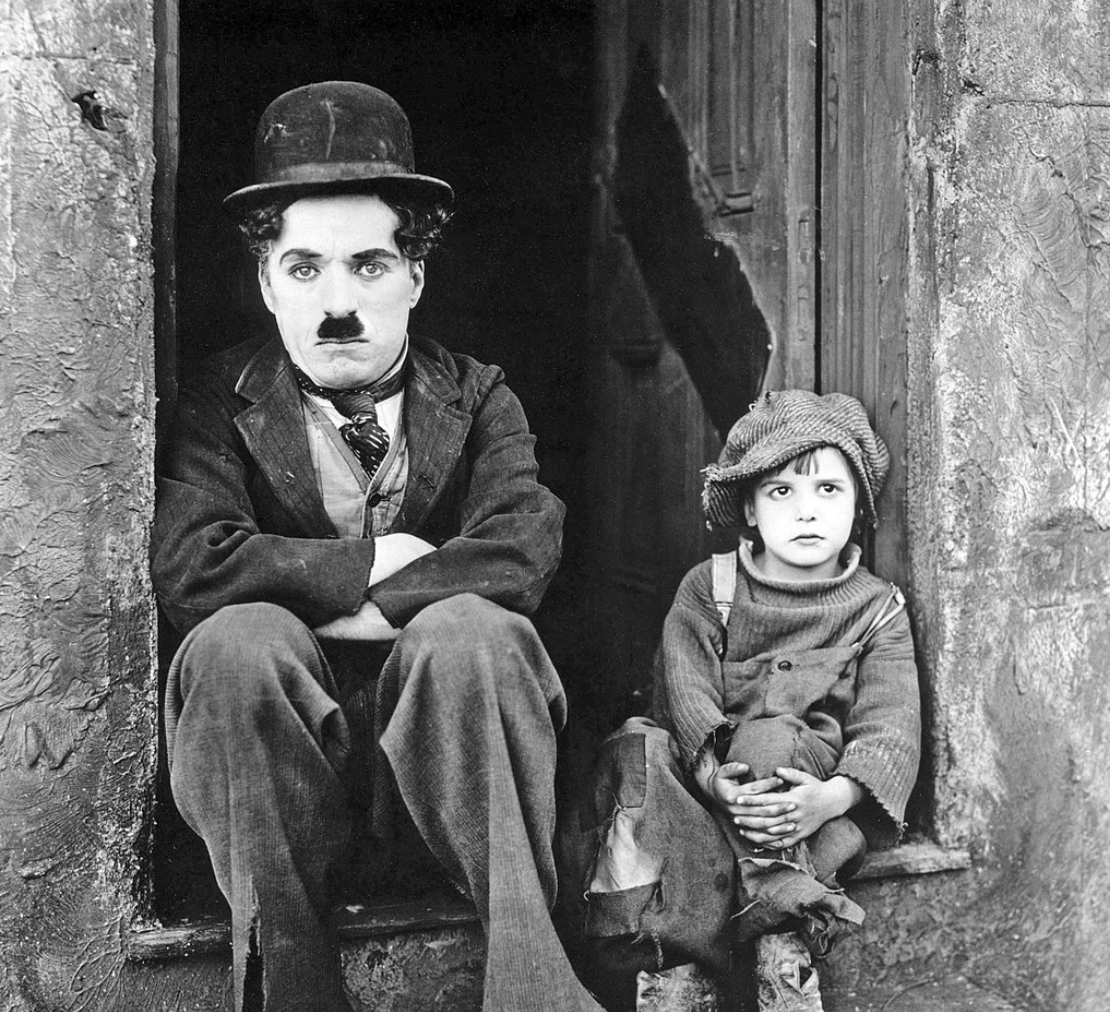 #aydh On this day in 1889 actor Charlie Chaplin was born in Walworth, London. In December 2004 his daughter Geraldine Chaplin, came to Swansea, #Wales to find her father's roots... More: cy.wikipedia.org/wiki/Charles_C… 📷 1921 Publ. Domain photo from 'The Kid'.
