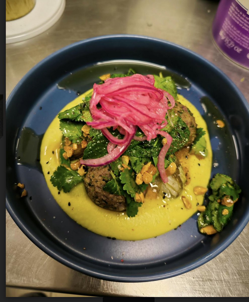 LA  GRENADE -Délicieuse cuisine créative et méditerranéenne navigant  de l'Iran et du Liban jusqu'à l'Italie. Avec une  grande subtilité des accords et de assaisonnements. Le soir,  ambiance lumineuse bleutée tout aussi délicate que les saveurs. 5 rue du Garet #Lyon1 #restaurant