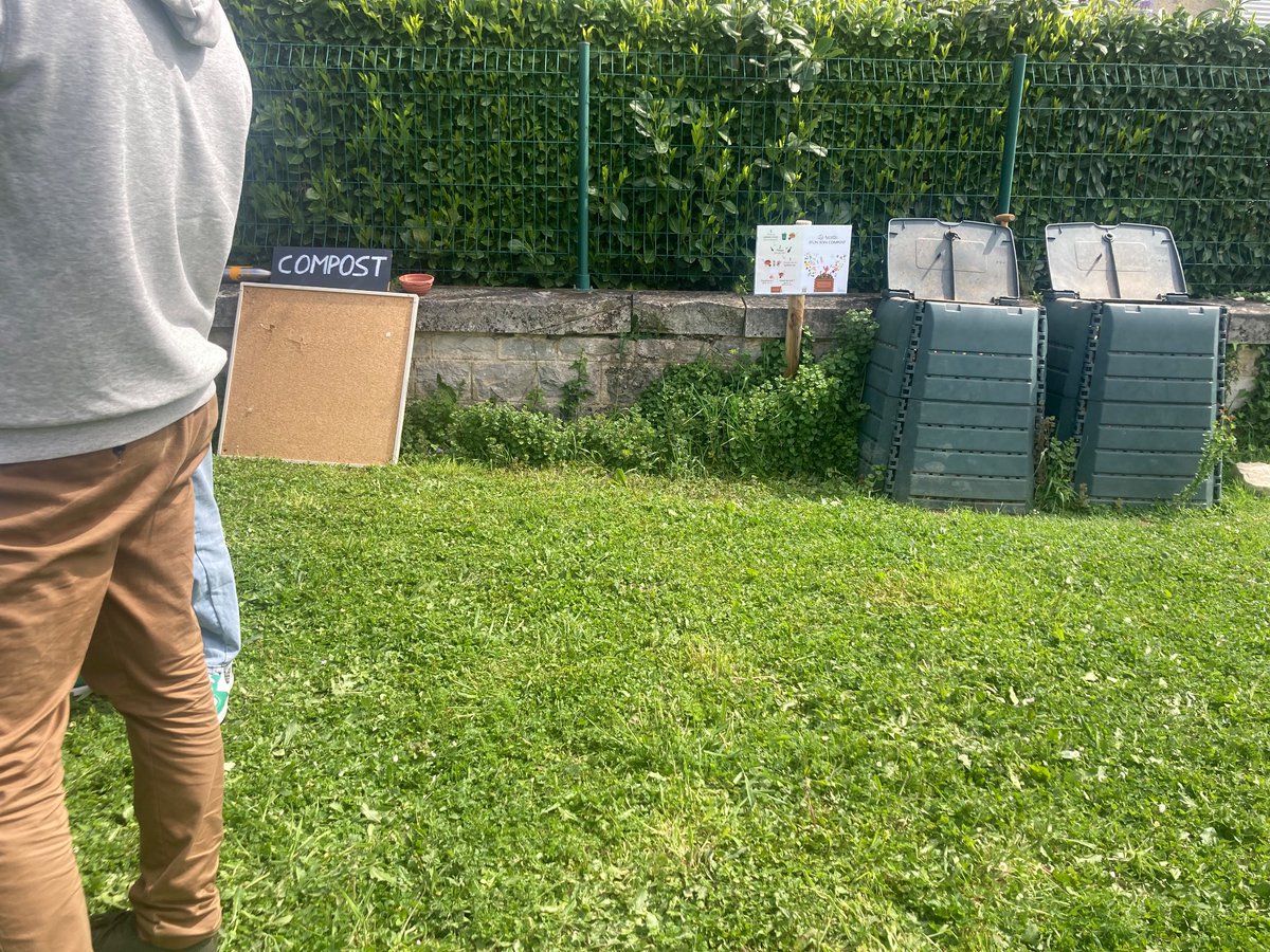 😃🌞La classe dehors ! Nouvelle séance ateliers #compost et #compostage au lycée  ♻️🍌🍊🥬🍋🥖 avec les classes de 2D1 et 2D2, encadrées par M.Martin . La bonne recette en trois étapes, tri des déchets organiques et  découverte des êtres vivants du compost🪱🪳@ac_orleanstours