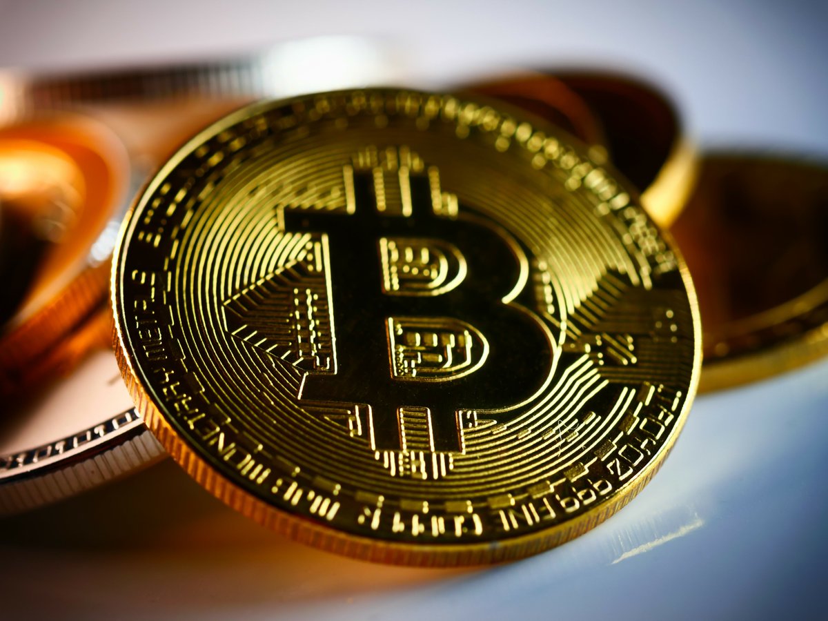 PhoenixFX_Ltd's tweet photo. Bitcoin dips to $62k as rate hike concerns and Iran-Israel tensions weigh on investor sentiment. Stay alert to market shifts. 📉🌍 #phoenixfxltd #BitcoinUpdate #CryptoNews https://t.co/NltTPM1OIN