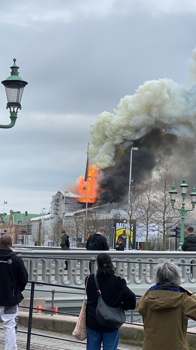 BREAKING Huge fire engulfs one of the most historic buildings in European capital themirror.com/news/world-new…