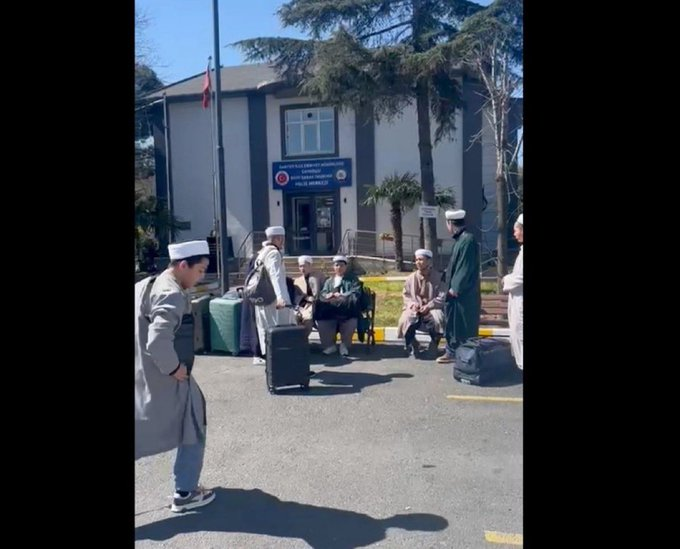 solcugazete's tweet photo. Sarıyer'de görevli polis memuru Y.A., devriye gezdiği sırada denk geldiği sarıklı ve cübbeli bir kişiden şüphelenince kimlik kontrolü yapmak istedi. 

Şüpheli kişi "Pasaportum Mekke Nur Camii'nde" deyince polis Y.A. camiye gitti.

Gittiği İsmailağa Cemaati'ne bağlı olduğu belirtilen camide 100'den fazla göçmen bulunduğunu fark eden polis memuru işlem yapmaya başladı, kaçak göçmenler olduğunu amirlerine bildirdi. Amirleri Y.A.'yı işlem yapmaması konusunda uyardı.

İddiaya göre ertesi gün İlçe Emniyet Müdürü makamına çağırdı, yaşananları sordu. Y.A.'ya dün "Hayal gördüğünü" söyleyip bir kulübede nöbet tutması istendi.

 "Ben hata yapmadım, bu görevi kabul etmiyorum” yanıtı veren polis memuru Y.A., psikoloğa sevkedildi ve silahına el konuldu.

(Hazar Dost - Sözcü)