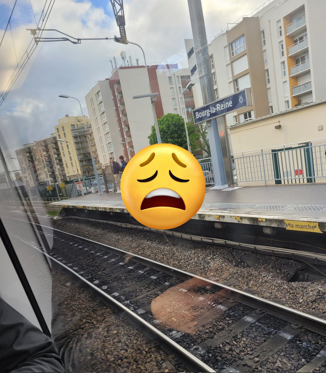 #RERB Bloqués à Bourg-la-Reine avec un train au ralenti depuis Orsay Comptez 15 mn de retard ce matin.