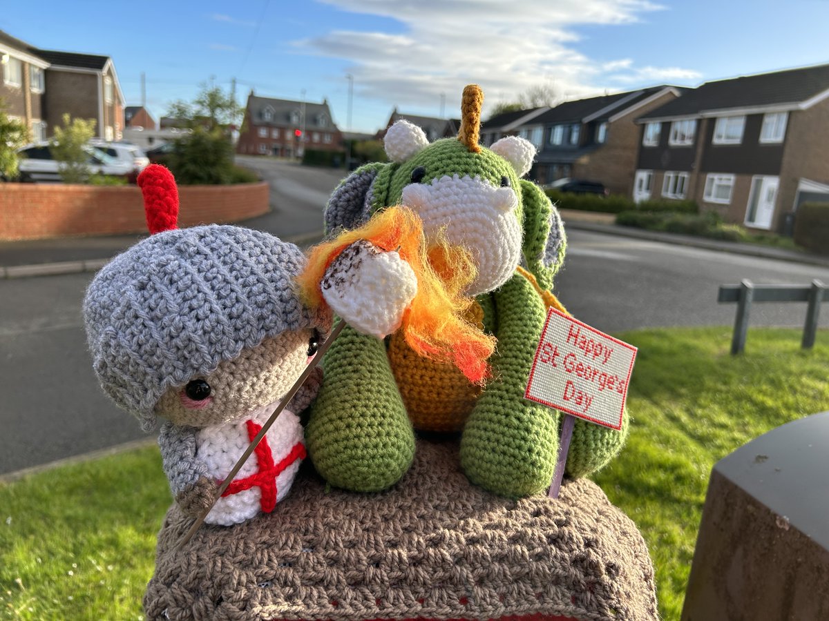 My latest postbox topper is out in the wild.
Really enjoyed making this one for #StGeorgesDay
#postboxsaturday #yarnbombing #crochet
