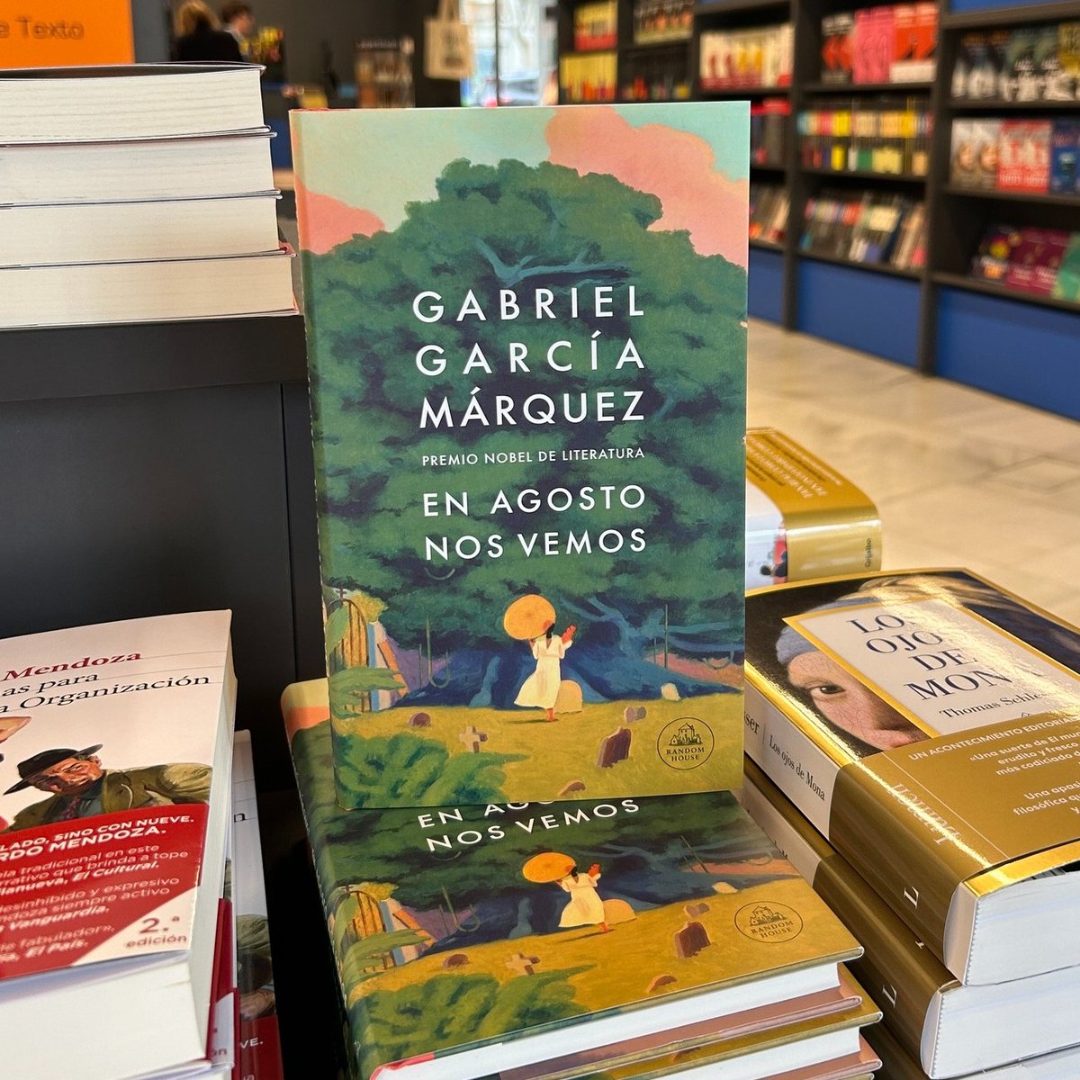 💚 Hoy recordamos a Gabriel García Márquez, en el 10 aniversario de su fallecimiento, recomendando 'En agosto nos vemos', todo un regalo inesperado para sus lectores.
📗 Este libro es un canto a la vida, a la resistencia del goce pese al paso del tiempo y al deseo femenino.