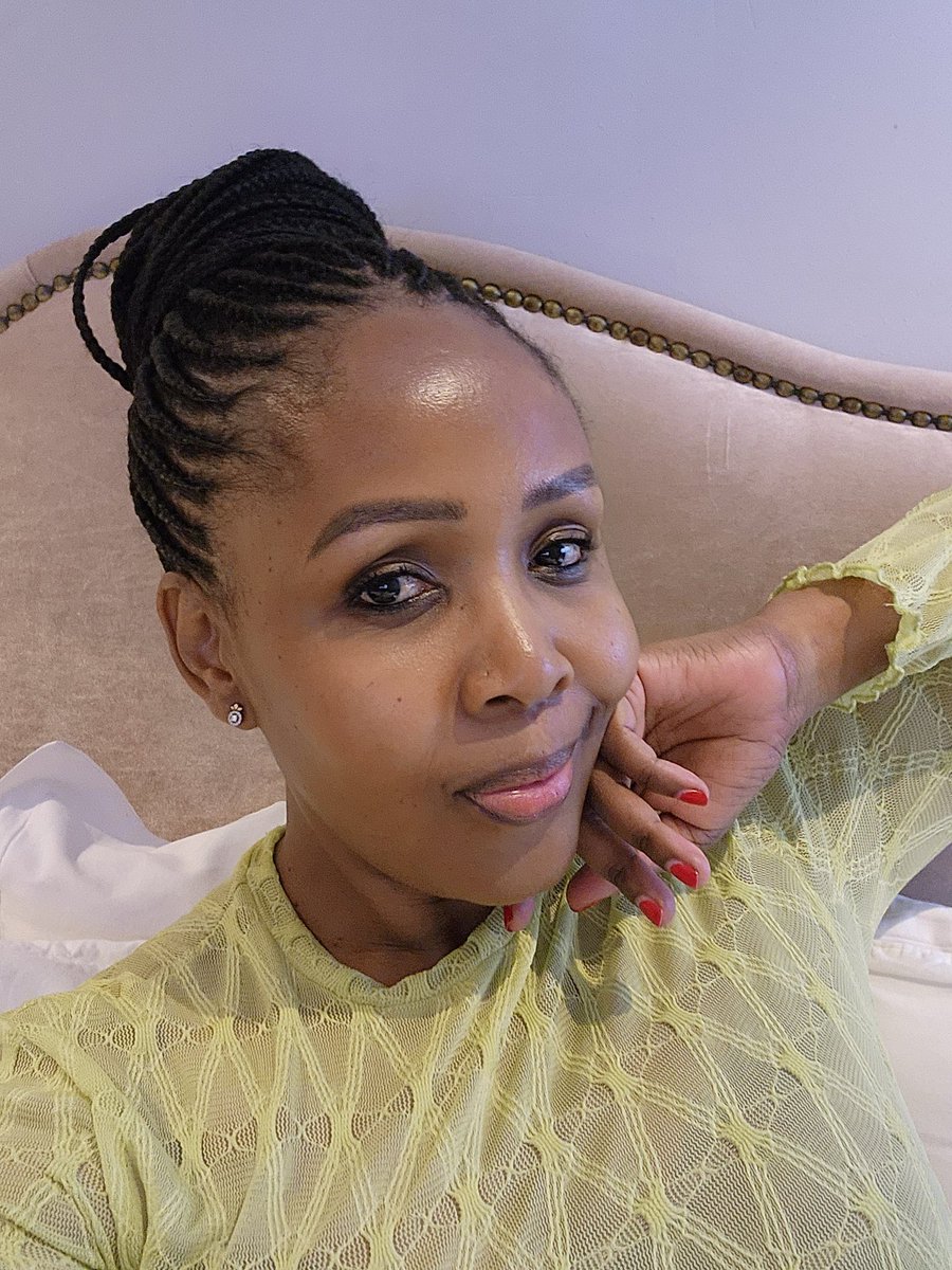 zeelaing's tweet photo. This is 48 going onto 49, worried about the edges and the love of braids!! When it comes to black hair, old age is a thing, but not... 🤩 https://t.co/TSmfg08ehP
