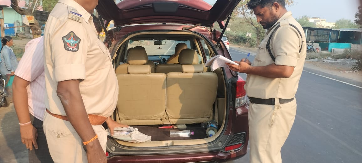 Palnadu_Police's tweet photo. శ్రీ SP గారి ఆదేశాల మేరకు పగలు, రాత్రి తేడా లేకుండా పల్నాడు పోలీస్ అధికారులు, సిబ్బందితో కలసి సార్వత్రిక ఎన్నికల సమీపిస్తున్నందున ఎటువంటి అక్రమ రవాణ జరగకుండా గస్తి నిర్వహిస్తూ ప్రతి వాహనాన్ని క్షుణ్ణంగా పరిశీలిస్తున్నారు. #preventiveactiviteis #vehiclesearch #electionrules https://t.co/XQuFQWGsnV