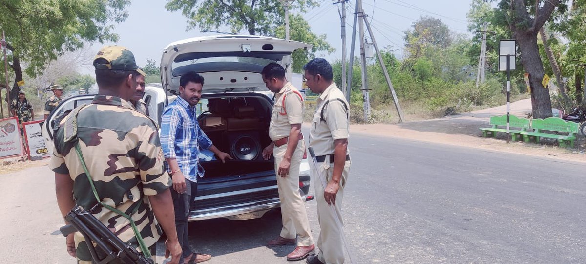 Palnadu_Police's tweet photo. శ్రీ SP గారి ఆదేశాల మేరకు పగలు, రాత్రి తేడా లేకుండా పల్నాడు పోలీస్ అధికారులు, సిబ్బందితో కలసి సార్వత్రిక ఎన్నికల సమీపిస్తున్నందున ఎటువంటి అక్రమ రవాణ జరగకుండా గస్తి నిర్వహిస్తూ ప్రతి వాహనాన్ని క్షుణ్ణంగా పరిశీలిస్తున్నారు. #preventiveactiviteis #vehiclesearch #electionrules https://t.co/XQuFQWGsnV