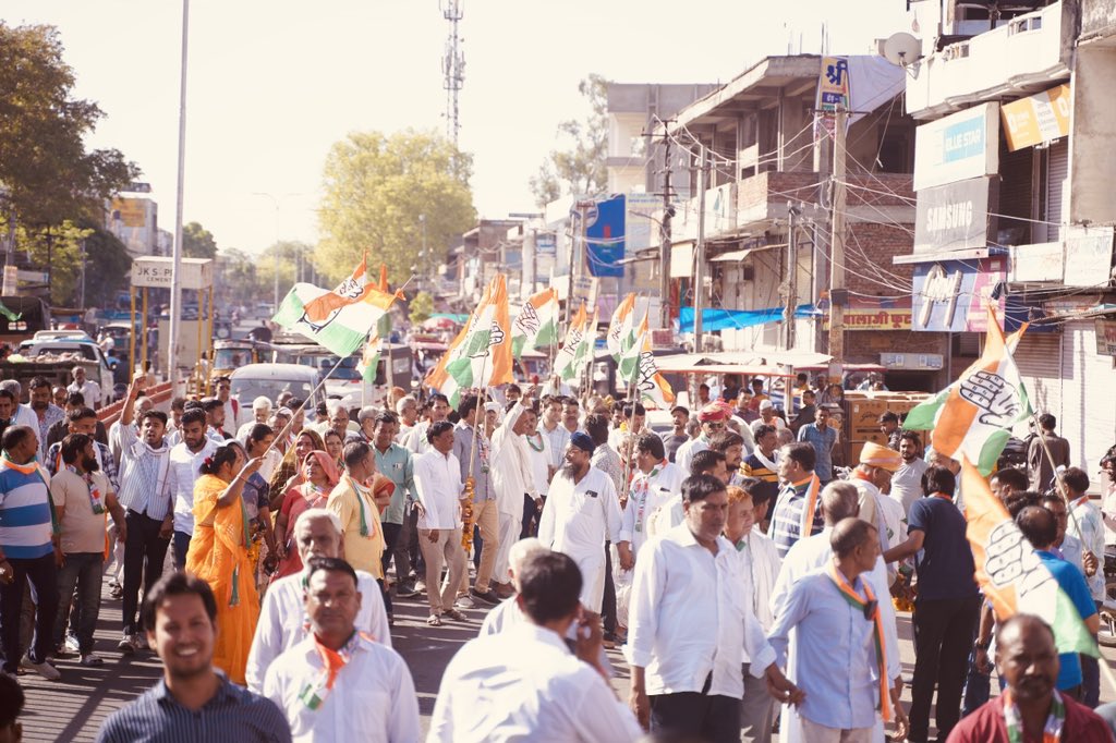 आज दौसा शहर में जनसम्पर्क कर देवतुलय जनता का आशीर्वाद लिया और अगामी  चुनाव में कांग्रेस को वोट करने की अपील की।

क्षेत्र की जनता केंद्र सरकार की जनविरोधी नीतियों से परेशान होकर भाजपा को सत्ता से बाहर करने का मन बना चुकी है।

#murarilalmeena #हाथ_बदलेगा_हालत