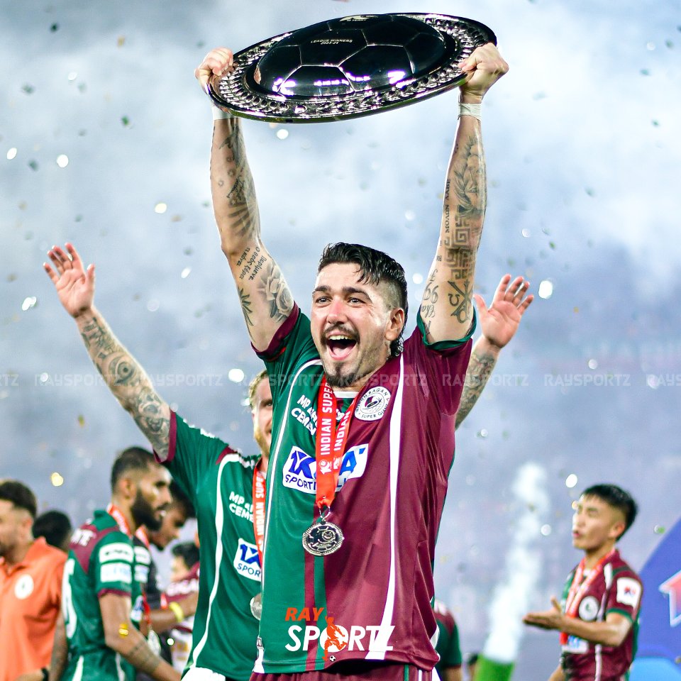 raysportzbangla's tweet photo. ছবি: আইএসএল লিগ শিল্ড নিয়ে সেলিব্রেশনে মোহনবাগানের বিদেশি ব্রিগেড...
#RaySportz #MohunBagan #ISL #ISLLeagueShield #IndianFootball https://t.co/AHV0Xodubw