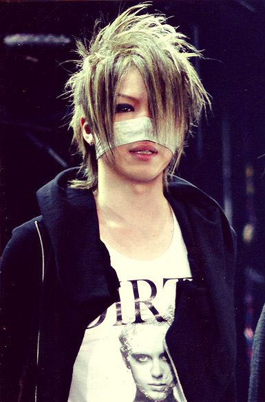 TncLwPeaiOe9Huc's tweet photo. REITAさんは、結構ファンの暴力行為を無くす為の訴えをしたり、お母さんやおばあちゃんに家をプレゼントしたり、健全で明るいロックスターだったよな。初期の白い鼻のマスクや、現在の黒マスクはthe GazettEの象徴でもあったよな。ご冥福をお祈りします😢 https://t.co/lm4GeVwI5h