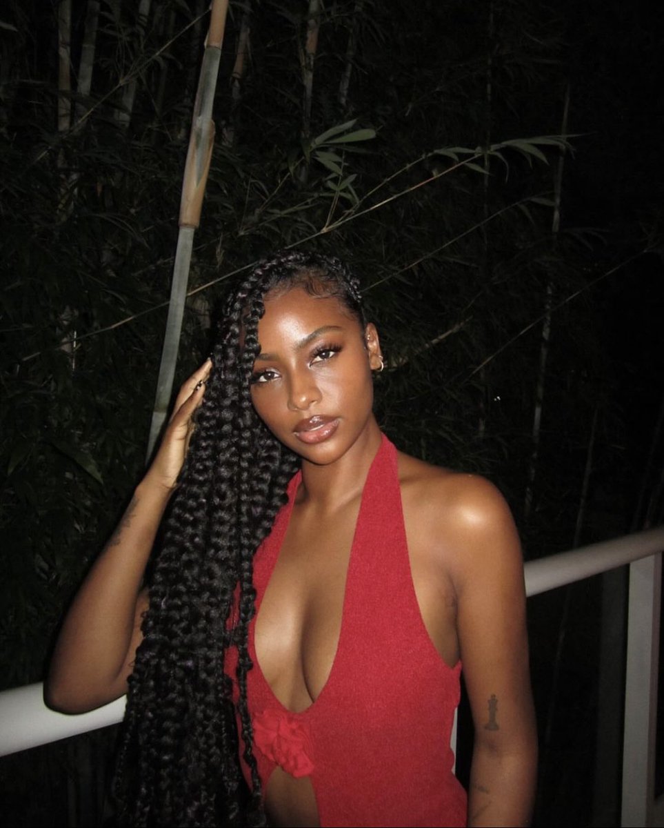 Thread of the most beautiful black female musicians

1. Justine Skye