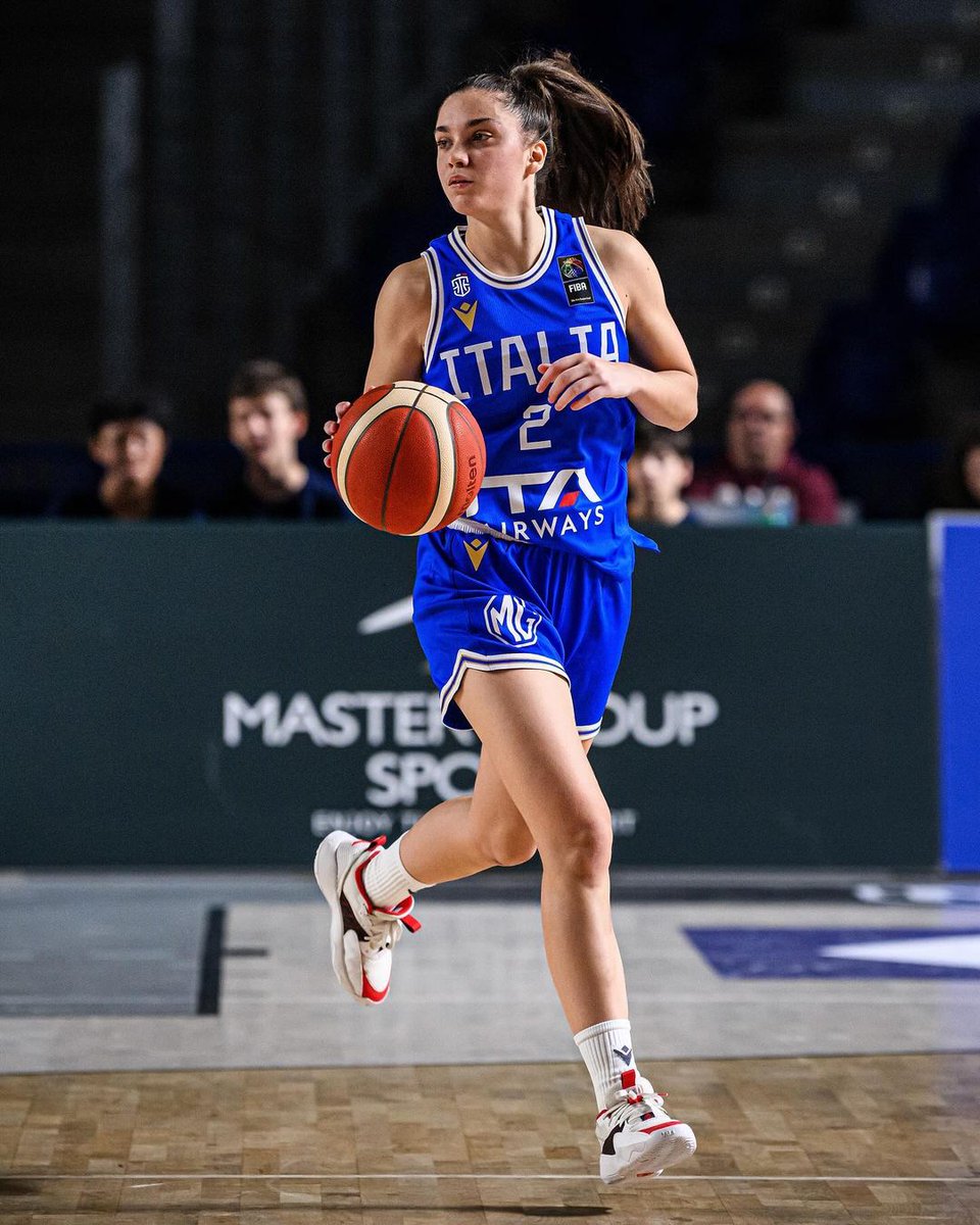 parallelecinico's tweet photo. Ha segnato 21 punti in una partita di Serie A a 14 anni.
Ha segnato 36 punti in una partita di Serie A a 15 anni, unica nella storia della Serie A maschile o femminile a farlo a quell'età.
È stata top scorer italiana della Serie A femminile a 16 anni.
Oggi gioca stabilmente in Nazionale e nella Reyer Venezia con la quale è prima in classifica.
E, soprattutto, da qualche ora è diventata la quarta giocatrice nella storia del basket italiano ad essere selezionata al draft della WNBA: è stata la 32 esima scelta delle Atlanta Dream.

In tutto questo, Matilde Villa ha ancora 19 anni.

Da questo momento può pensare alla lega dei sogni, la WNBA, e a firmarsi le giustificazioni da sola.

Straordinaria.