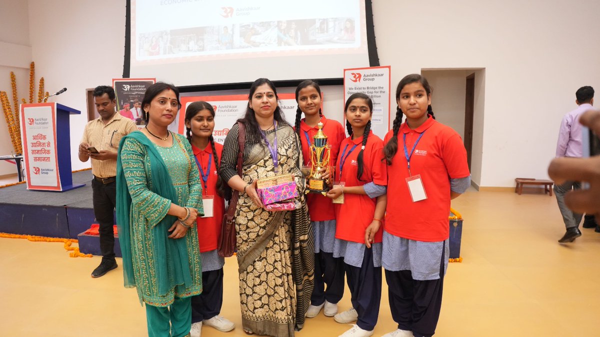 Glimpses from @AavishkaarF 'Young Entrepreneurship Programme' at JECP, Deoria In the Pic- Dr. Neerja Sharma, AVP-MBO, Utkarsh Small Finance Bank with one of the winning school teams #EasternUP #YouthEntrepreneurship