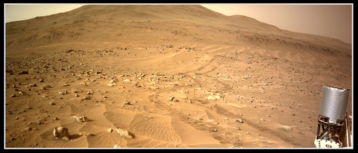 Have we had our last look at Ingenuity? @NASAPersevere is now driving away from the dune field in the Valinor Hills where the helicopter came down... Original Sol 1117 images credit: NASA/JPL-Caltech Additional processing: S Atkinson