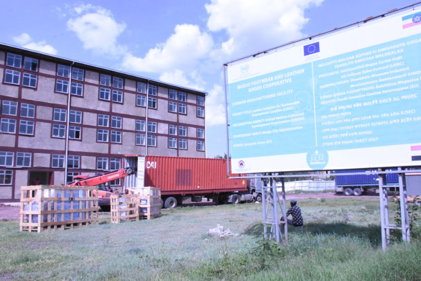 🇪🇹 Up-to-date machines and tools arrived to equip a common leather products manufacturing facility for creating employment opportunity for young people in Modjo City. Funded by @EUinEthiopia. #leathervaluechain @UNIDO_Leather @LeatherLidi