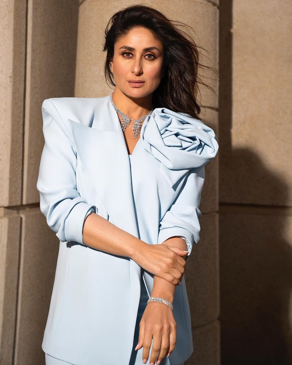 Kareena Kapoor: Glowing and glamorous in gorgeous blue! 

#kareenakapoor #bollywoodentertainment #bollywood #glamour #EntertainmentBuzz #entertainment #MiddayEntertainment