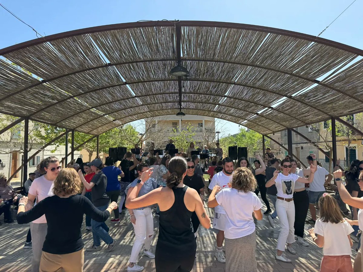 estoldesgerrico's tweet photo. Un trosset de la ballada d'aquest diumenge passat a Son Macià, amb l'Escola de Mallorquí. Un gust veure la plaça plena de balladors i balladores que aprofitaren el bon temps.
Gràcies per venir! Ens veim a la pròxima!
#EstolDesGerricó #Felanitx #SonMacià #BalladaPopular https://t.co/DcOl2Awerl
