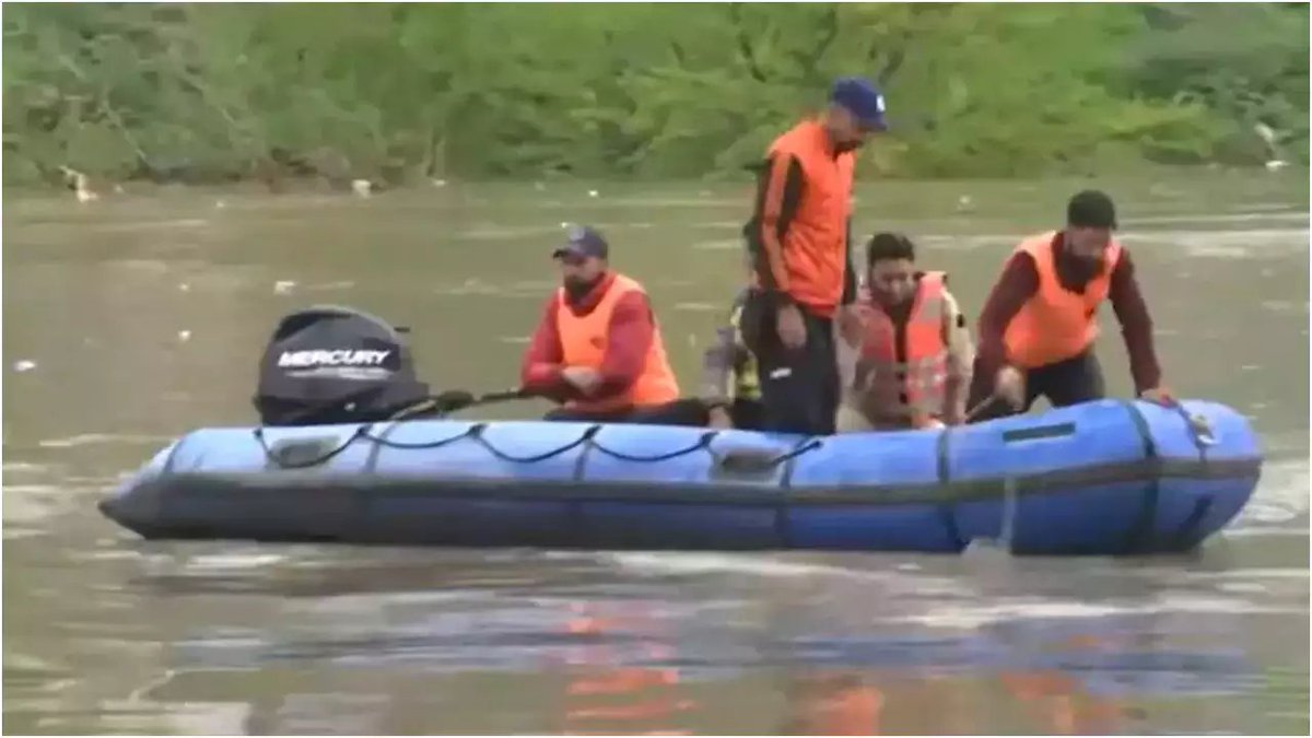 श्रीनगर की झेलम नदी में यात्रियों से भरी एक नाव डूब गई, नाव में 10 से 12 स्कूली छात्र सहित सभी लोग लापता, रेस्क्यू टीम का बचाव अभियान जारी...
#JhelumRiver #boatcapsize #JammuKashmir #shreshthbharatdigital