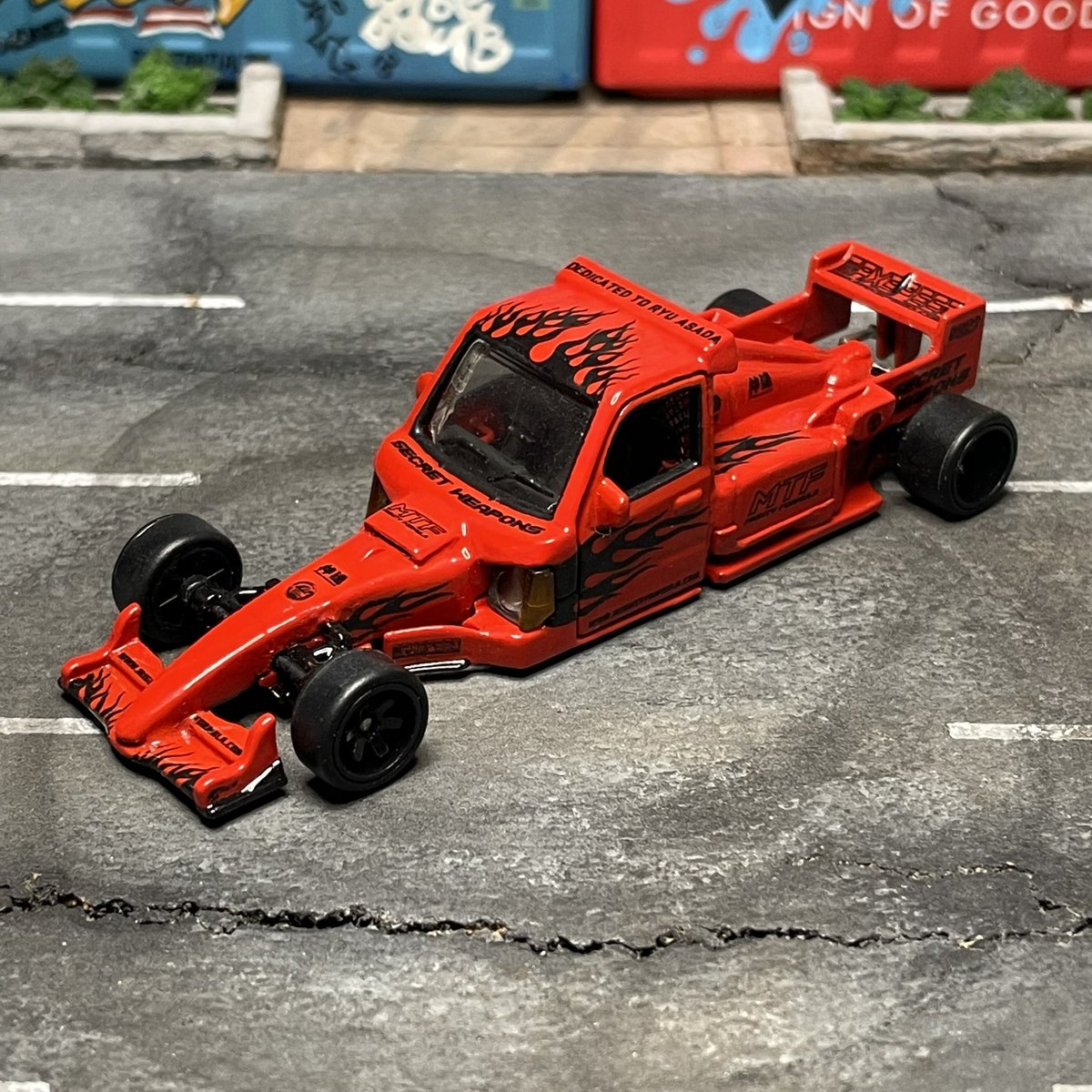 kurara_diecast's tweet photo. さて、マイティフォーミュラ発表です🤩
#MightyK に #Siku #京商 のF1三個イチ!
ドア開閉ギミックとベタベタの車高!
@dontakumi1 さんより頂いたライカンの極太ホイールをインストール!
架空のスポンサーデカールは自作です👍細々したネタにも注目👍
#ホットウィール改造
#ミニカー改造
#hotwheels https://t.co/u7Lr7QUE8t