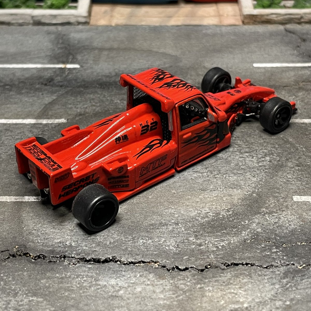 kurara_diecast's tweet photo. さて、マイティフォーミュラ発表です🤩
#MightyK に #Siku #京商 のF1三個イチ!
ドア開閉ギミックとベタベタの車高!
@dontakumi1 さんより頂いたライカンの極太ホイールをインストール!
架空のスポンサーデカールは自作です👍細々したネタにも注目👍
#ホットウィール改造
#ミニカー改造
#hotwheels https://t.co/u7Lr7QUE8t