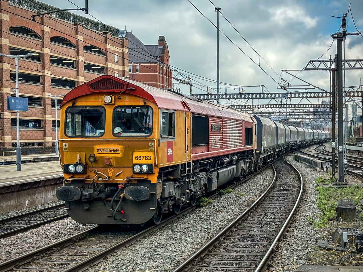 6M31 Hunslet to Arcow Quarry rolls through Leeds with 66783 ‘The Flying Dustman’ up front. Great livery and name on this GBRf 66, loving the variety of liveries on these locos. @GBRailfreight #Class66 #Shed #GBRf #LeedsCityStation #Trainspotting