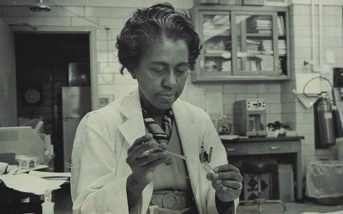 Celebrating the life and leagcy of Dr Marie Maynard Daly 🎂 She was the first African American woman to be awarded a PhD in chemistry in the USA. She died on this day in 2003. rsc.org/diversity/175-… #WomenInSTEM #WomenInScience