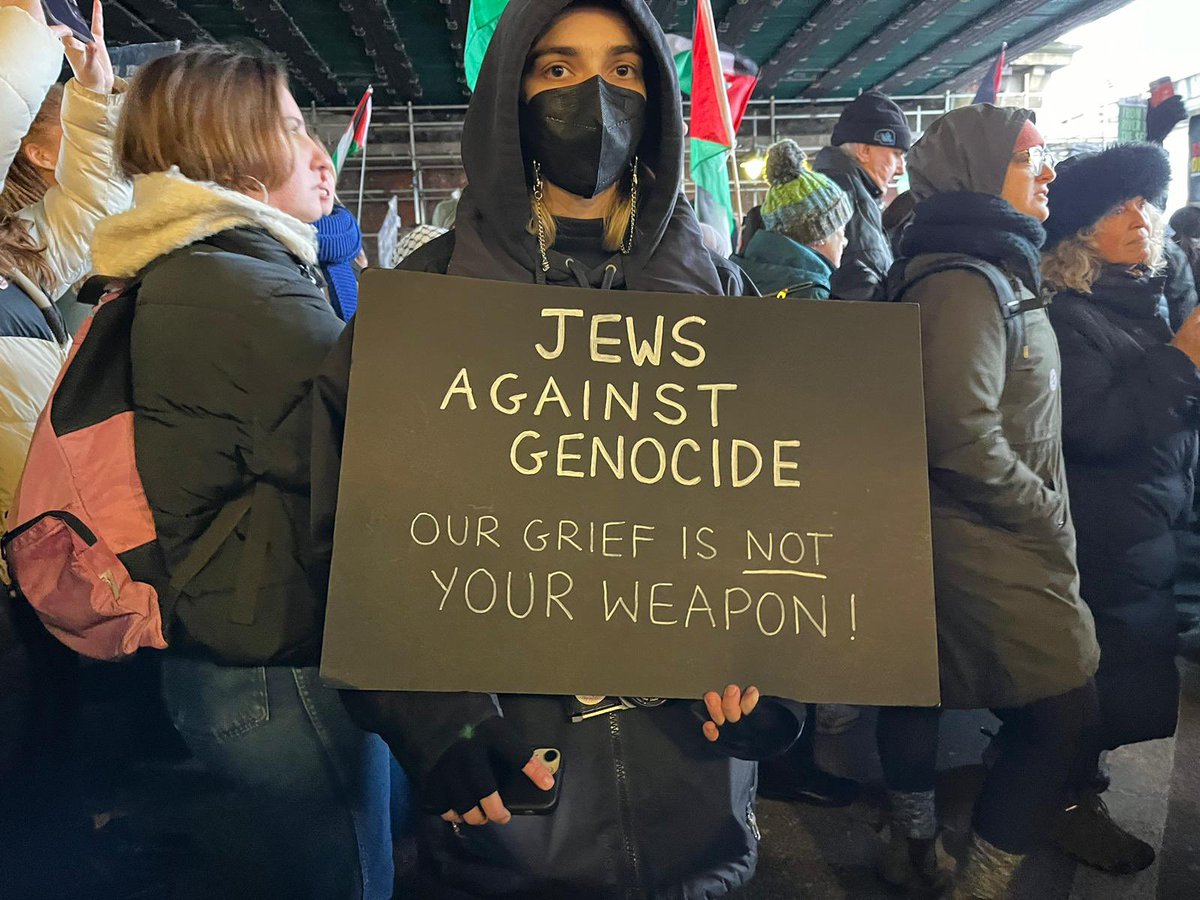 Max Hammer, @NaamodUK: Despite these marches often being “labelled as ‘dangerous for Jews’, one of the things that I found really empowering is to be part of the ‘Jewish bloc’ & see how many Jews are actually out on the streets declaring loudly their solidarity with Palestinians”