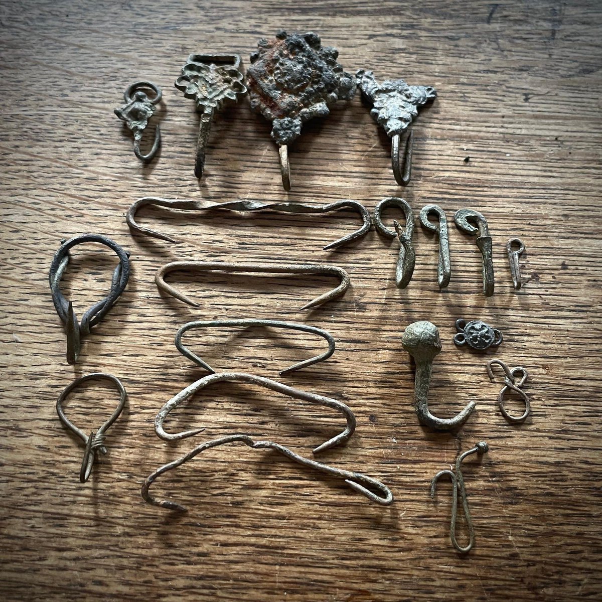 Clothes hooks and clasps, 16th-17th century.

#Mudlarking #mudlark