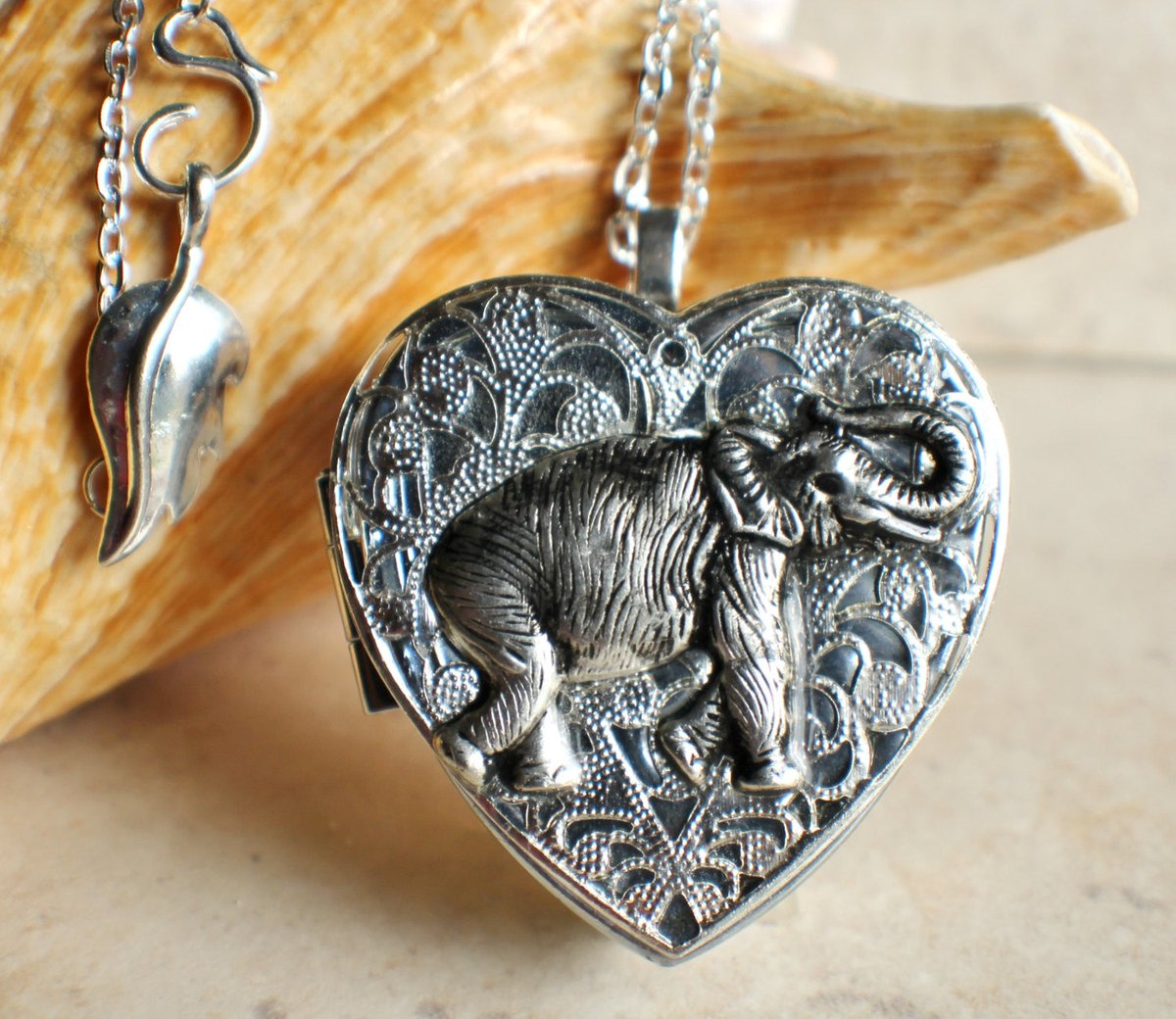 Elephant music box locket heart shaped tuppu.net/b347f963 #Shopify #Char'sFavoriteThings #Potti_team