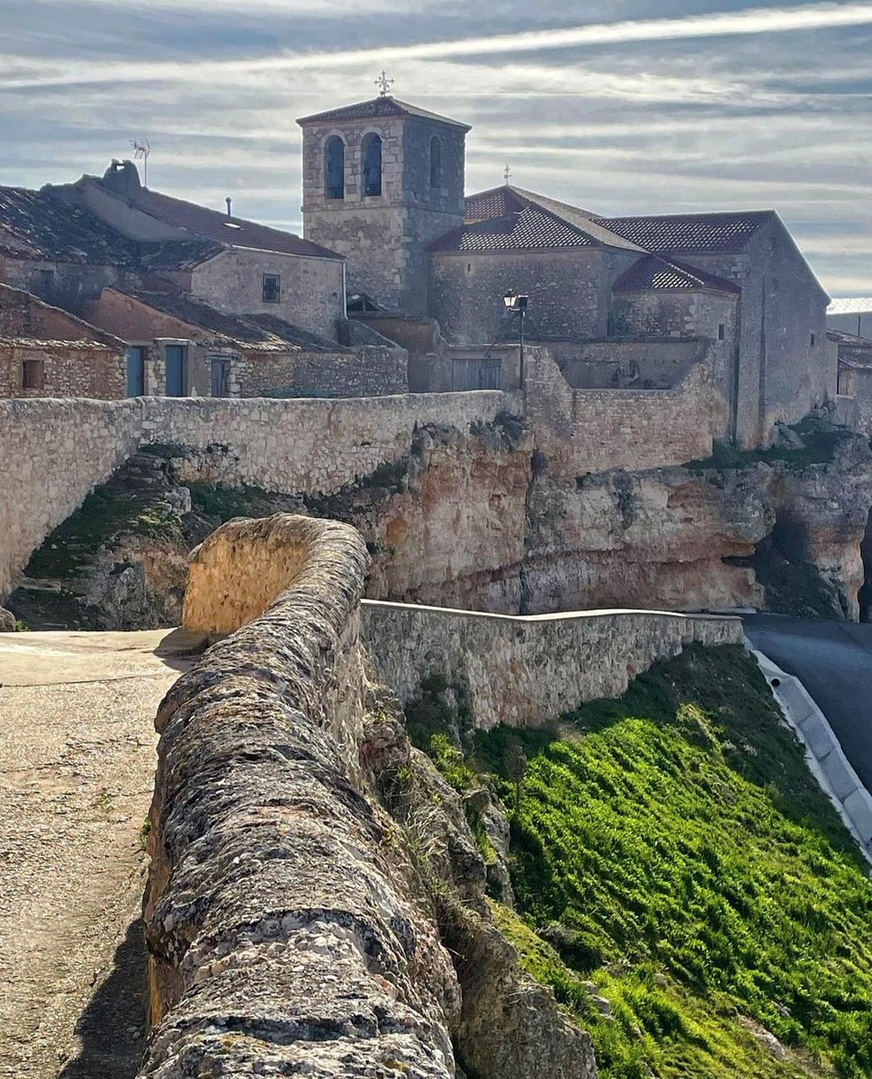 RiberaRomyVIDa's tweet photo. Atauta es, según aquellos que lo visitan por primera vez, una sorpresa de pueblo.
Así lo define @vinosymontes en esta fotografía 💯
#atauta #sanestebandegormaz #turismo #soria #riberaromanicoyvida #soriaestademoda #sorianitelaimaginas @RutaVinoRibera https://t.co/ni1sOxQI0N