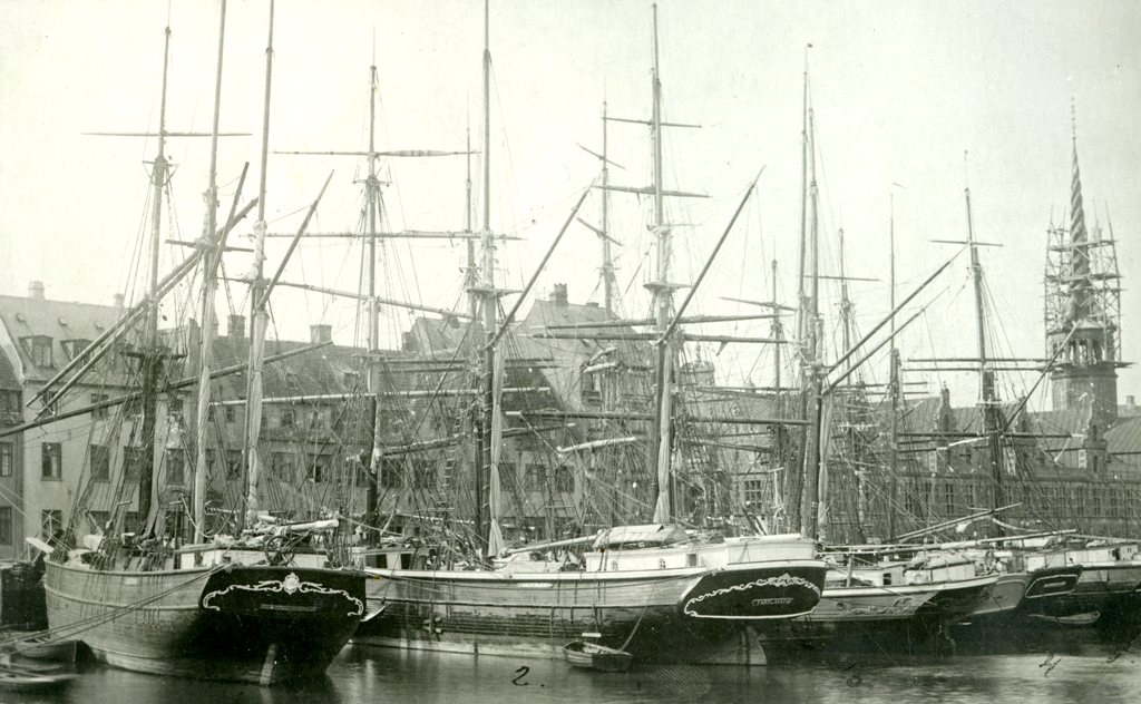 Viisi uusikaupunkilaista purjealusta Kööpenhaminan pörssin läheisellä laiturilla 1890. Vasemmalta laivat Ingrid, tähti, Capella, Neptunus, Ahti ja Sampo. Kuva Uudenkaupungin museo/FINNA #hamminpurjehtijat #pörssi #uusikaupunki