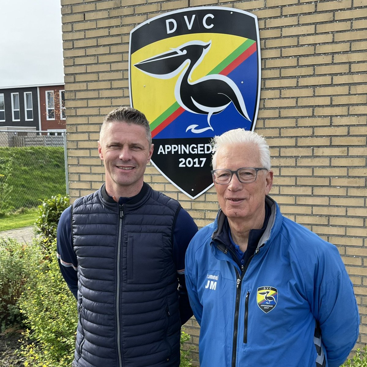 Jan Medema en Erwin Buurmeijer nieuwe trainers Jo17-1

Met het duo Jan Medema en Erwin Buurmeijer hebben we echte clubmensen gevonden die met hun enorme schat aan ervaring de talentvolle lichting van het nieuwe Jo17-1 verder kunnen helpen.
dvcappingedam.nl/actueel/nieuws…