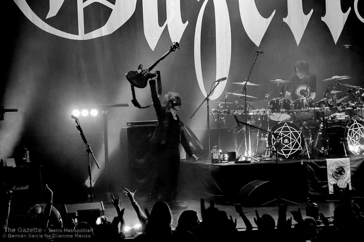 Mapacheche's tweet photo. Hoy estoy roto… @gazette05Reita gracias por tantos años de pasión arriba y abajo del escenario… cada día desde hace muchos años llevo tu plumilla alrededor de mi cuello… ten por seguro que llevaré un tatuaje tuyo en el futuro… descansa en paz… dormiré llorando… https://t.co/5t6C29F2RS