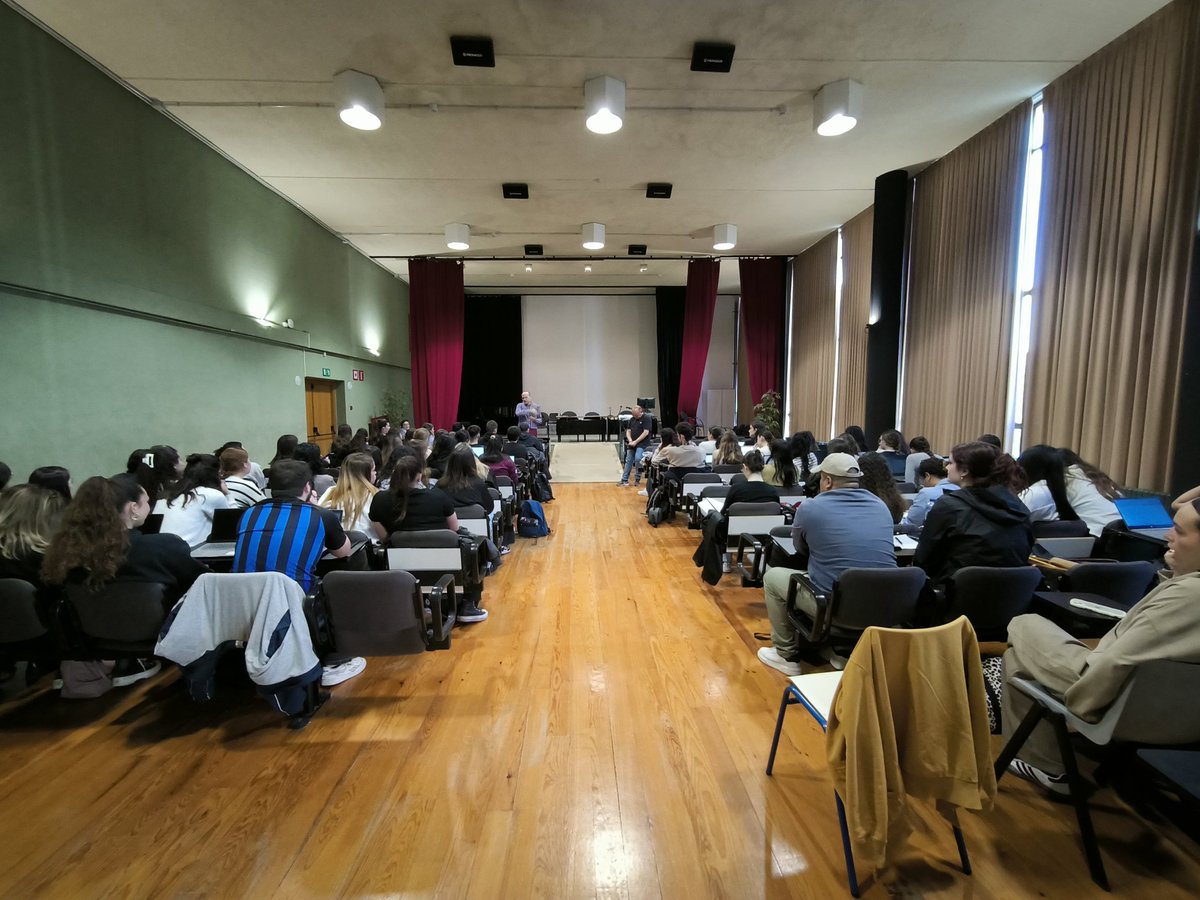 En el marc de la nostra assignatura, avui tenim l'experiència en primera persona sobre acolliment familiar, amb la participació de dues famílies acollidores alienes #IEIS2024 <a href="/EducacioUB/">Facultat Educació UB</a> <a href="/GrupGRISIJ/">Grup GRISIJ</a> <a href="/GIDC_InnovaSEIS/">InnovaSEIS</a>