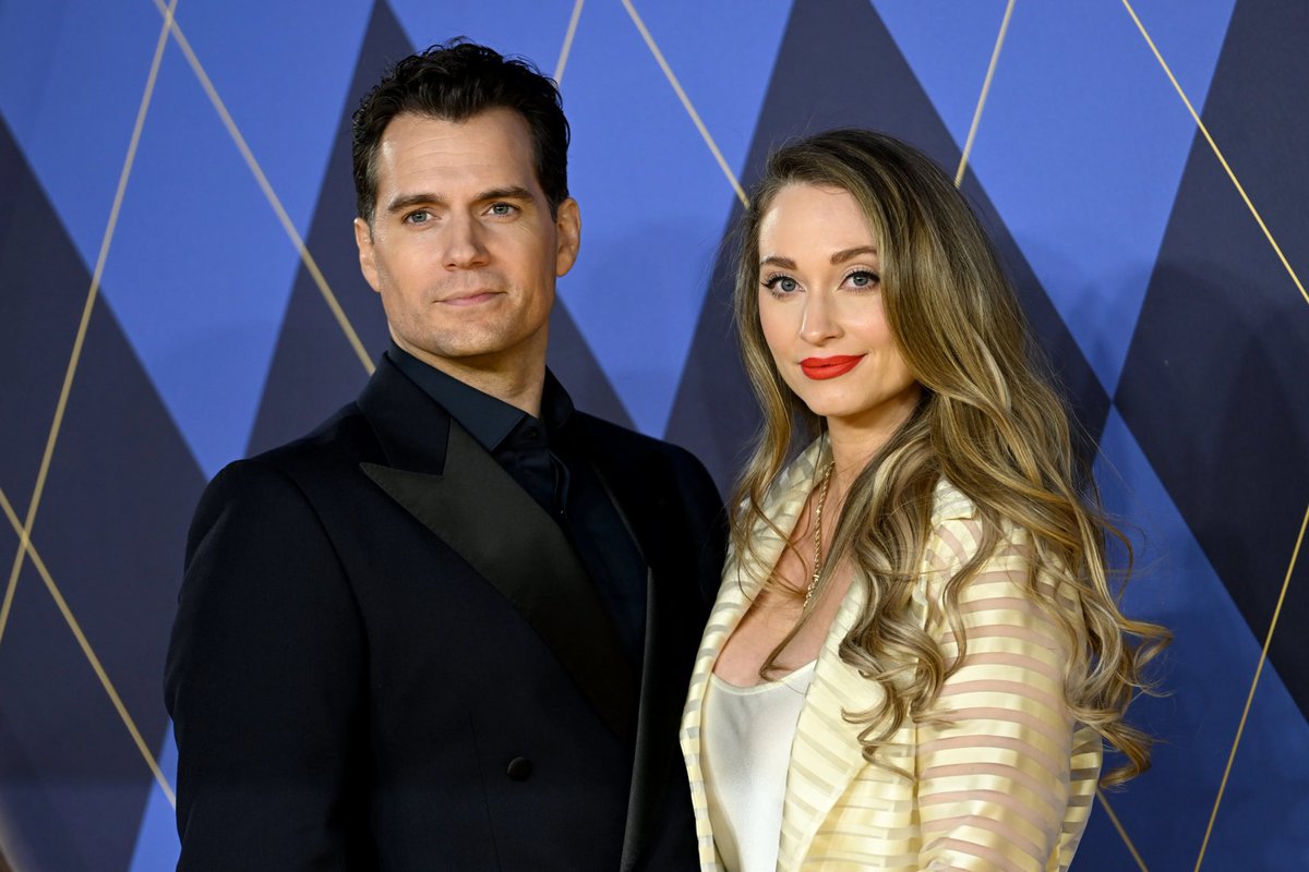 #HenryCavill 👶NOVEDAD👶 El actor de #Superman y #TheWitcher espera su primer hijo junto a su pareja Natalie Viscuso. La pareja anuncia esta feliz noticia tras 3 años de relación.