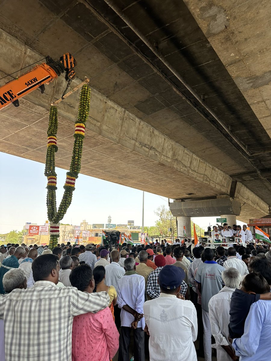 To beat the heat, under the flyover an election meeting is underway at Dabaspete. @RakshaRamaiah @INCKarnataka (It is actually Dobbspete. A small village named after Major General Richard Stewart Dobbs, the first collector of Tumkur district in 19th century)