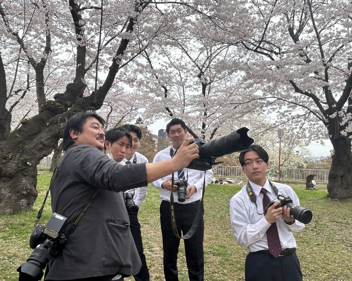 nippojinji's tweet photo. 本日の #新入社員研修 では、報道部写真班の菊池範正次長にカメラの使い方を学びました。座学の後は、桜が満開の岩手公園に向かい実践📷思い思いに春の一場面を切りとりました🌸
 #岩手 #就活 #25卒 #26卒 #マスコミ #岩手日報 #写真 #カメラ https://t.co/fUpdlnQS9R
