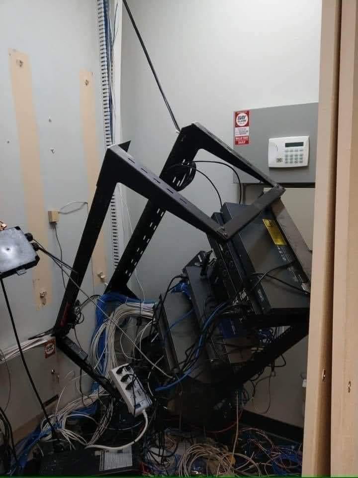 loftwah's tweet image. One of your servers has gone offline and you walk in to find this. What are you doing first?