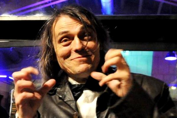 Fame, miserie e nuove pesti
Domani forse raccoglieremo i resti
Speculatori, affaristi ed attivisti
Viviamo in tempi davvero molto tristi.
#DalVangeloSecondoFreak
#FreakAntoni
#16Aprile 
#NatiOggi