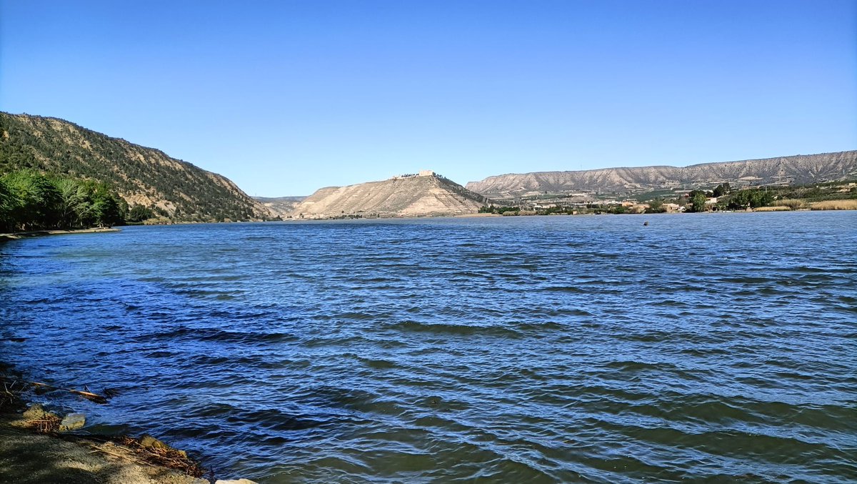 🚣‍♂️🌊🏞️ Embarca en una aventura única navegant per l'Aiguabarreig de #Mequinenza, on les aigües es troben i els paisatges s'entrellacen. Descobreix la màgia d'aquest fenomen natural mentre coneixes el seu patrimoni natural i cultural.
buff.ly/4a5vkVU
#turisme #capdesetmana