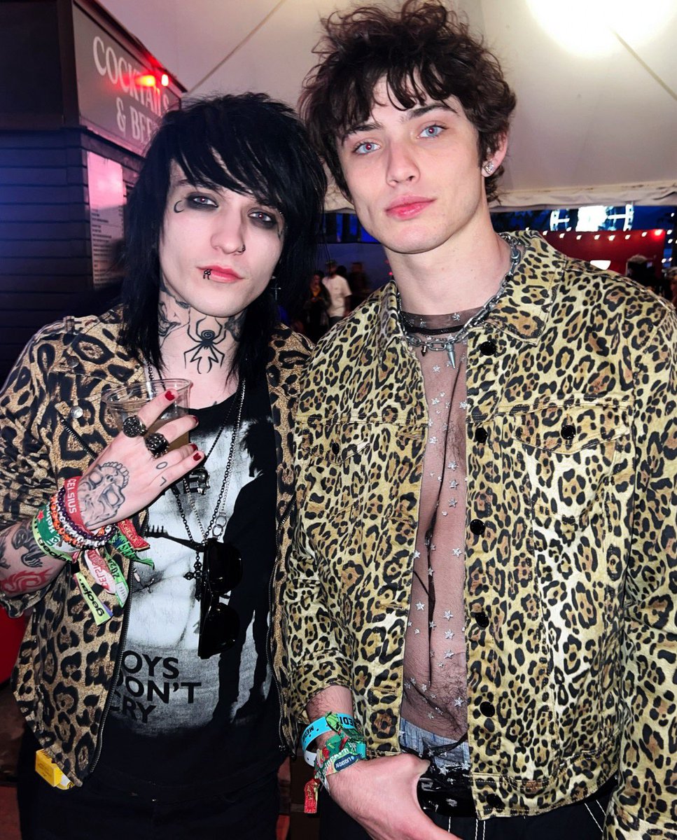 JohnnieGuilbert's tweet photo. Roomate reveal
Oh shit I’m late. 
@Carringtonusa https://t.co/uZqfyg64se