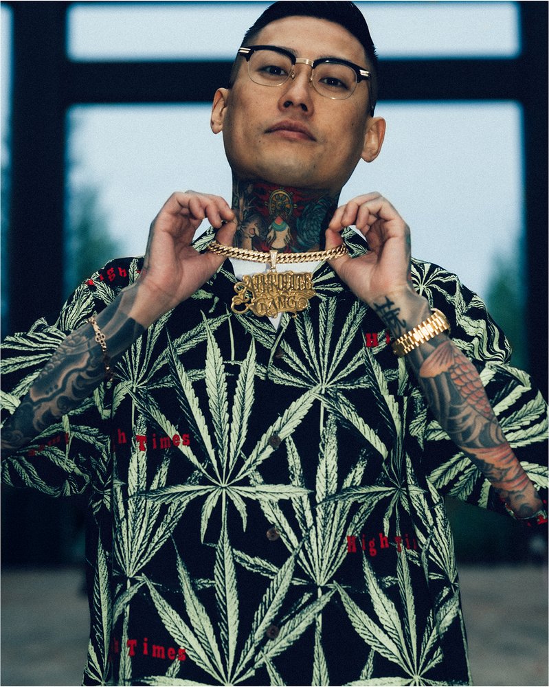 fullress's tweet photo. 「舐達麻」を加えた、アメリカのマリファナ雑誌「HIGH TIMES」× WACKO MARIA 2024年 コラボ第2弾が4/20 発売 (ハイ・タイムズ ワコマリア)
・ビジュアルには「BADSAIKUSH」「G-PLANTS」「DELTA9KID」を起用

>> https://t.co/v2pdNOBIm7 https://t.co/qUGXAr1k41