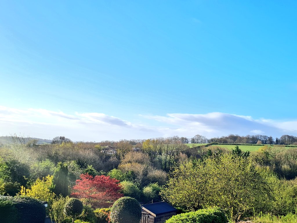 Currently in #Rhosllanerchrugog #Wrexham #NorthWales it's a rather nice morning, although it's very windy again and it was raining 5 minutes before this. Lots of clouds around too. I'll enjoy my #ViewFromMyWindow while I have it 😊